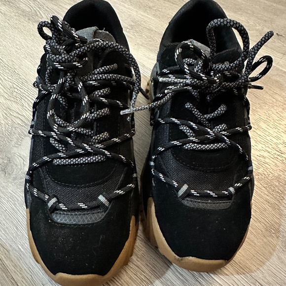 Designer sneaker - Picture 1 of 2